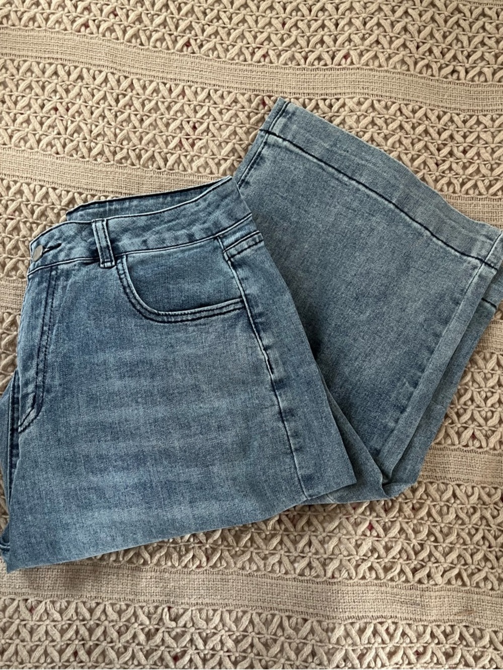 Wide-Leg Women's Denim Jeans in Washed Blue